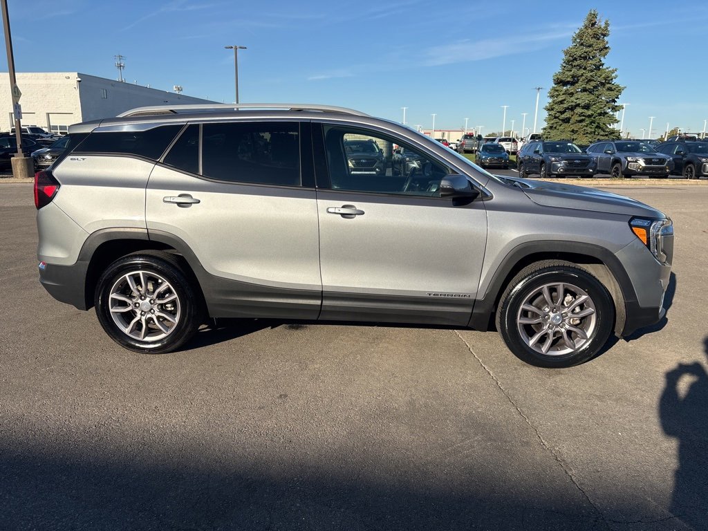 Used 2024 GMC Terrain SLT image 2