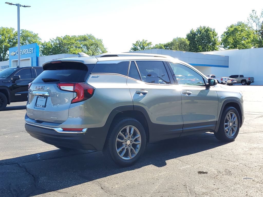 Used 2024 GMC Terrain SLT w/ LPO, Floor Liner Package AWD/4WD image 3