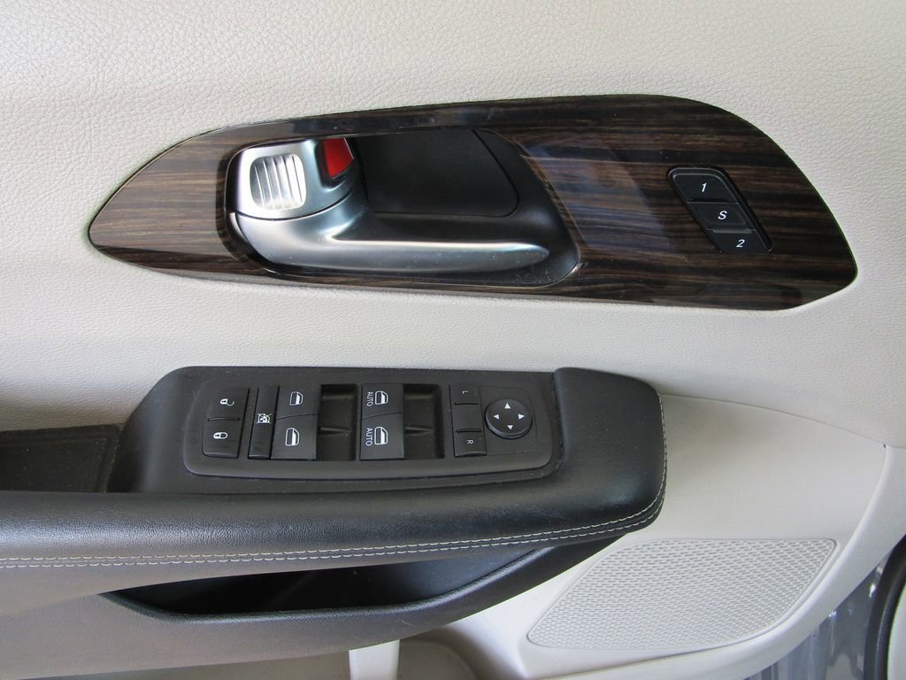 Used 2023 Chrysler Pacifica Limited image 24
