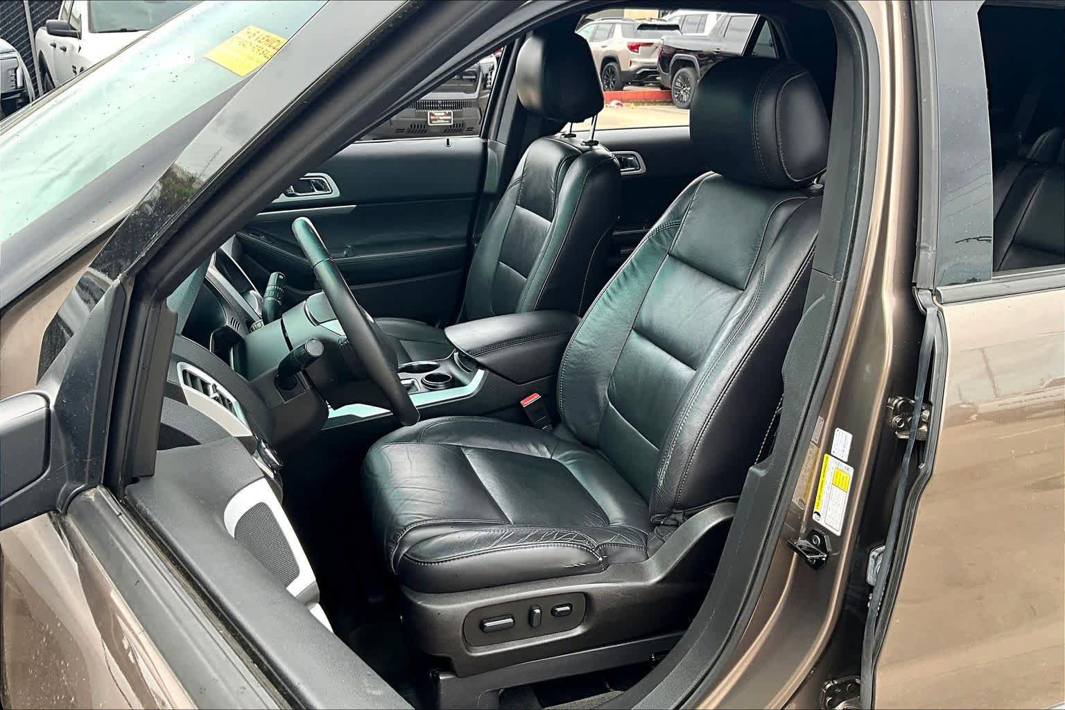 Used 2015 Ford Explorer XLT w/ Equipment Group 202A image 8