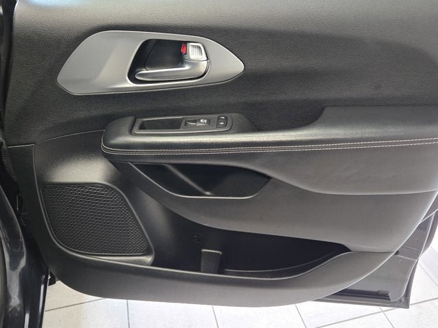 Used 2019 Chrysler Pacifica Touring-L Plus w/ S Appearance Package FWD image 3