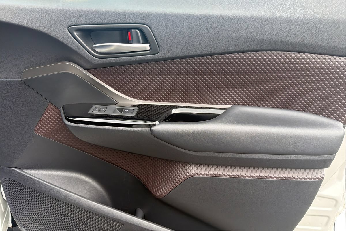 Used 2019 Toyota C-HR Limited FWD image 21