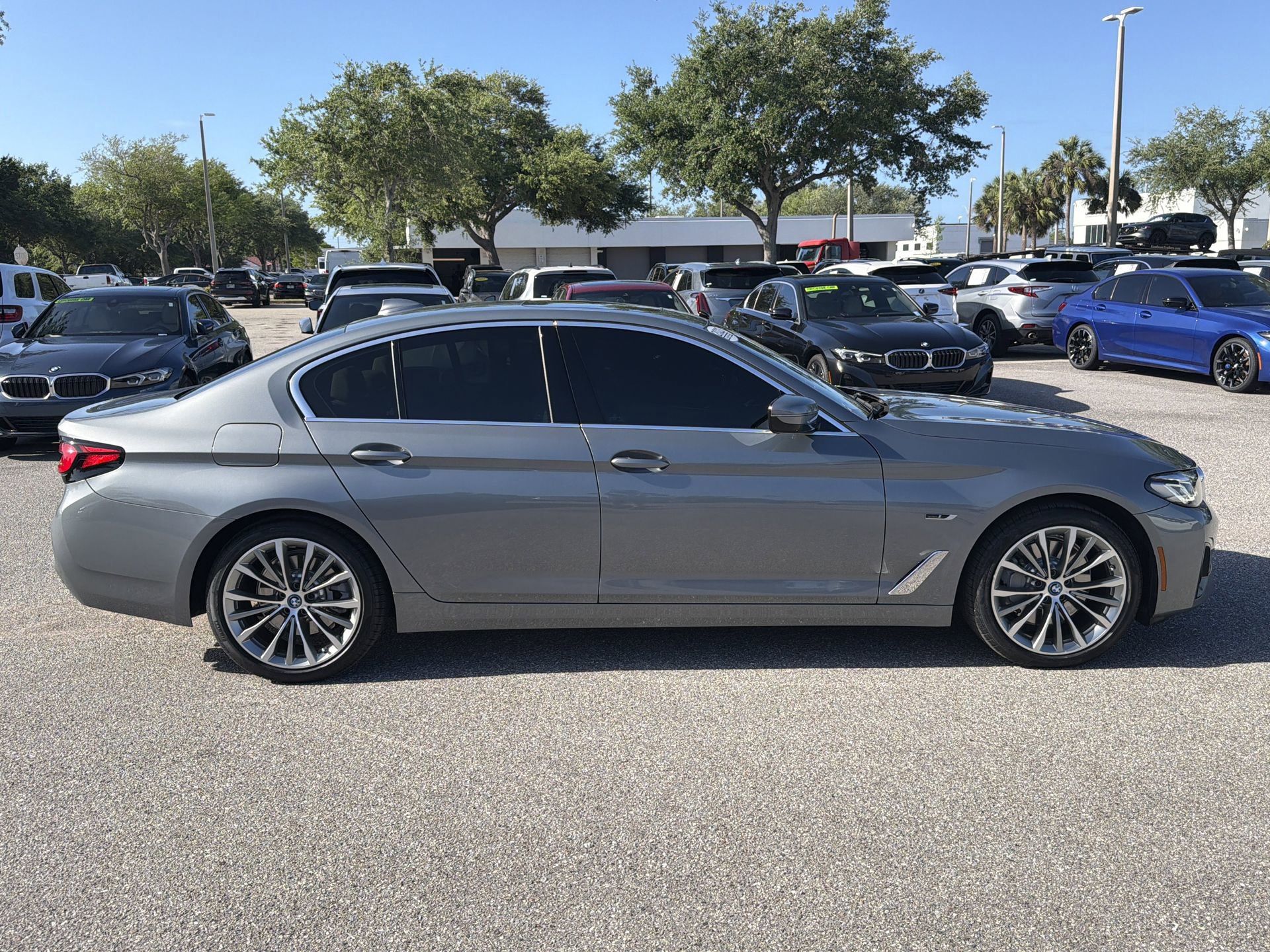 Certified 2023 BMW 530e xDrive w/ Premium Package image 3