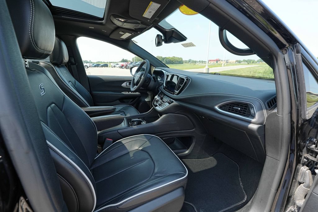 Used 2025 Chrysler Pacifica Limited FWD image 22
