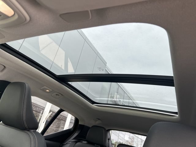 Certified 2025 Volvo XC40 B5 Plus AWD/4WD image 27