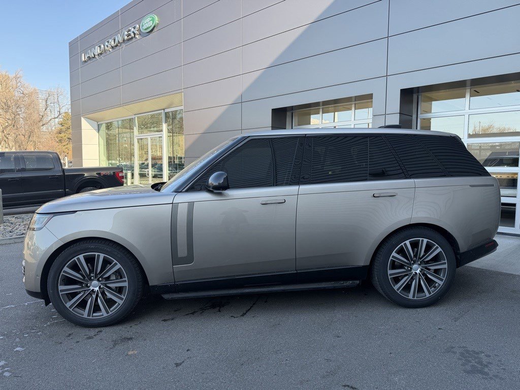 Certified 2023 Land Rover Range Rover SE image 3