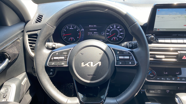 Certified 2022 Kia Seltos SX w/ Sunroof Package AWD/4WD image 17