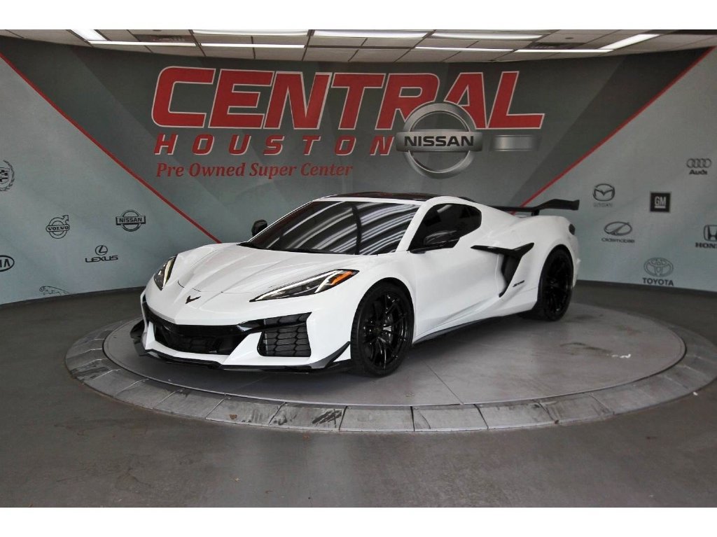 Used 2024 Chevrolet Corvette Z06 w/ Z07 Performance Package RWD image 2