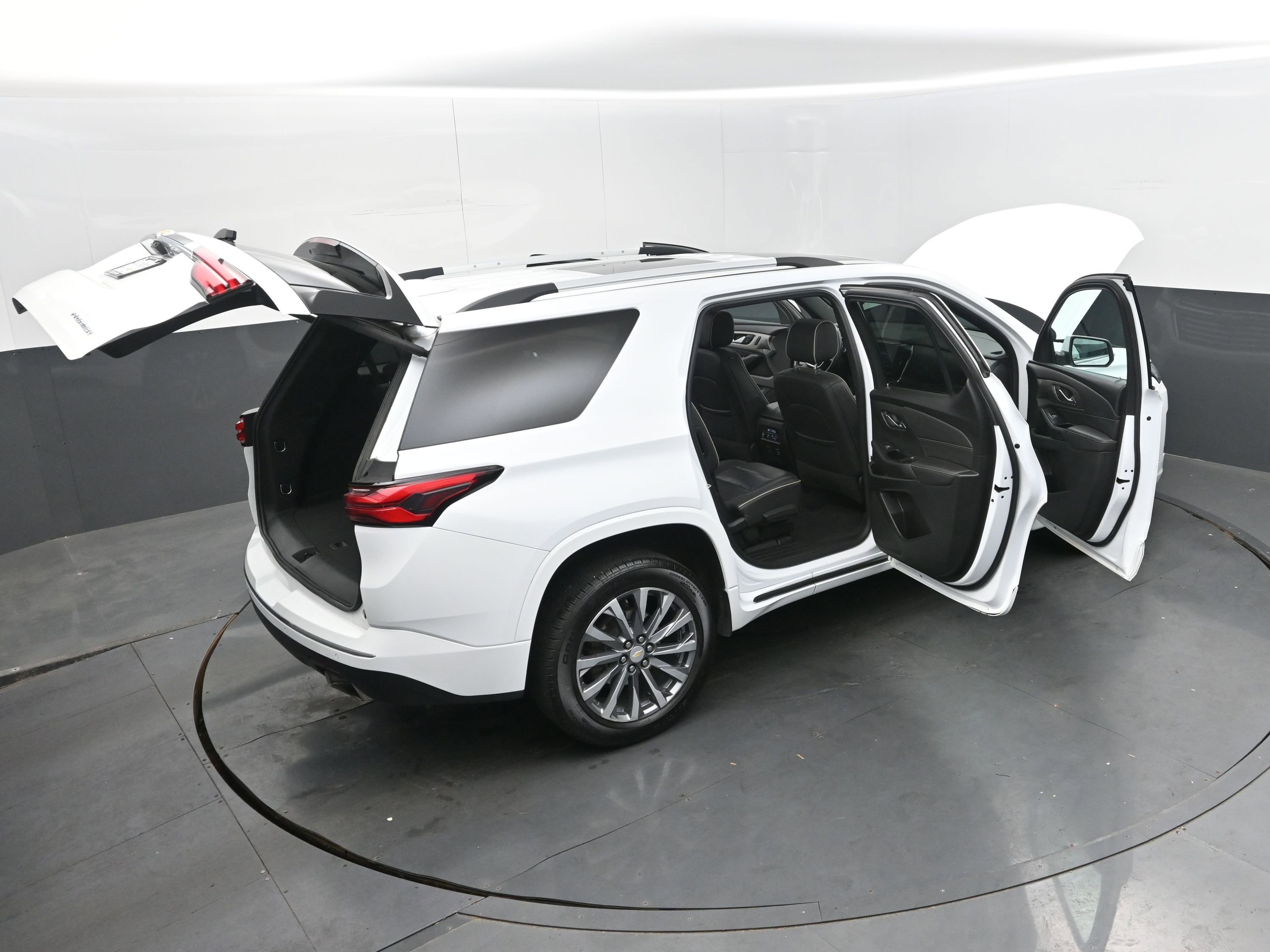 Used 2023 Chevrolet Traverse Premier image 45