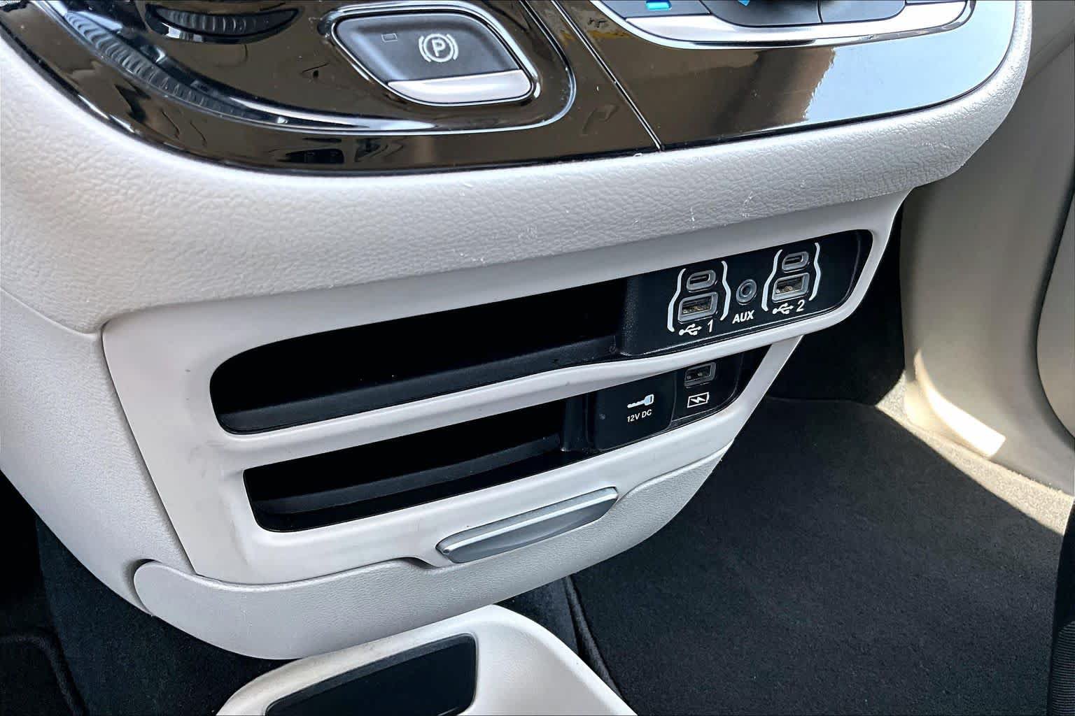 Used 2022 Chrysler Pacifica Touring-L FWD image 31