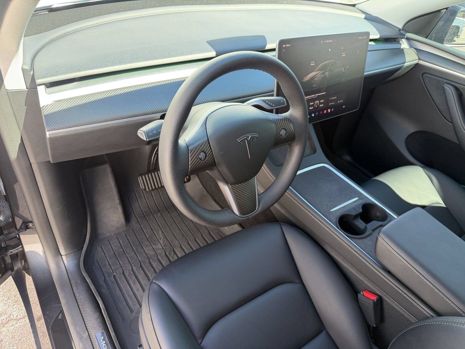 Used 2024 Tesla Model Y 2WD image 3