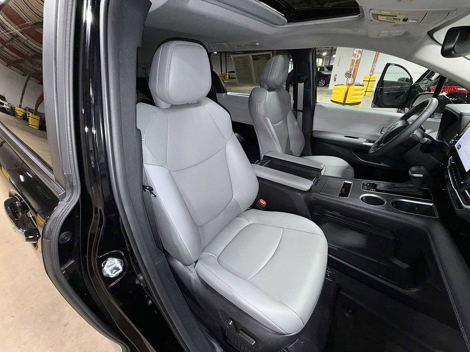 Used 2025 Toyota Sienna XLE w/ XLE Plus Package AWD/4WD image 16