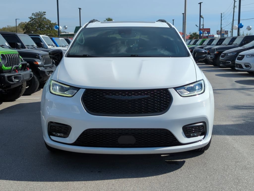 Used 2025 Chrysler Pacifica Limited image 8