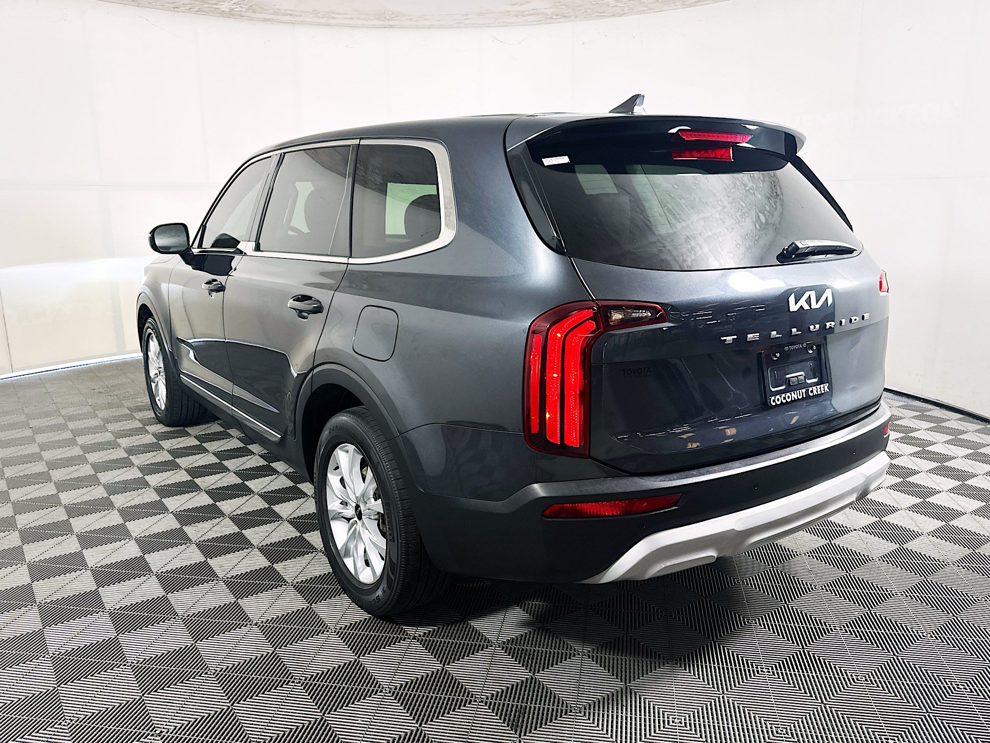 Used 2022 Kia Telluride LX FWD image 5