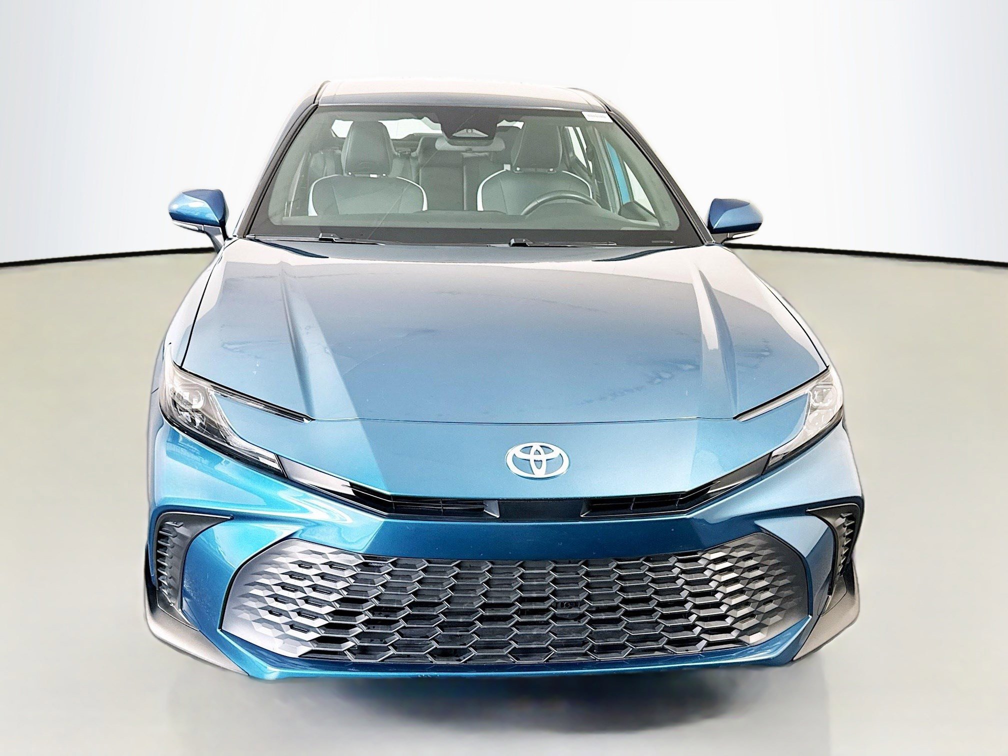 Used 2025 Toyota Camry SE FWD image 2