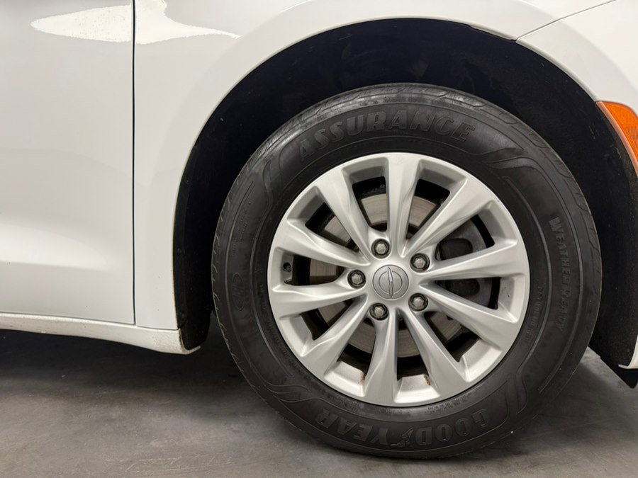 Used 2017 Chrysler Pacifica Touring w/ Tire & Wheel Group FWD image 72