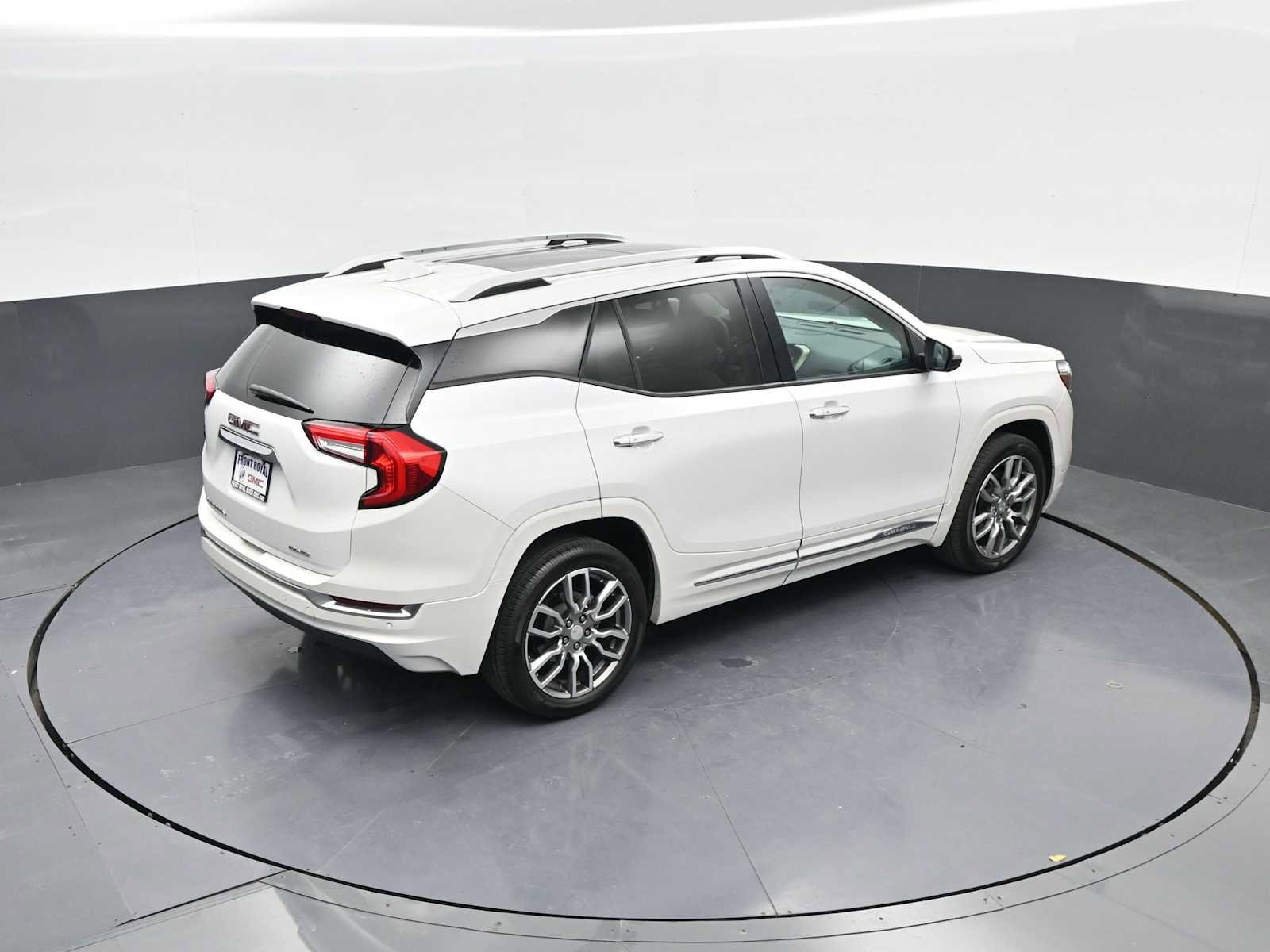 Used 2024 GMC Terrain Denali w/ Denali Premium Package image 36
