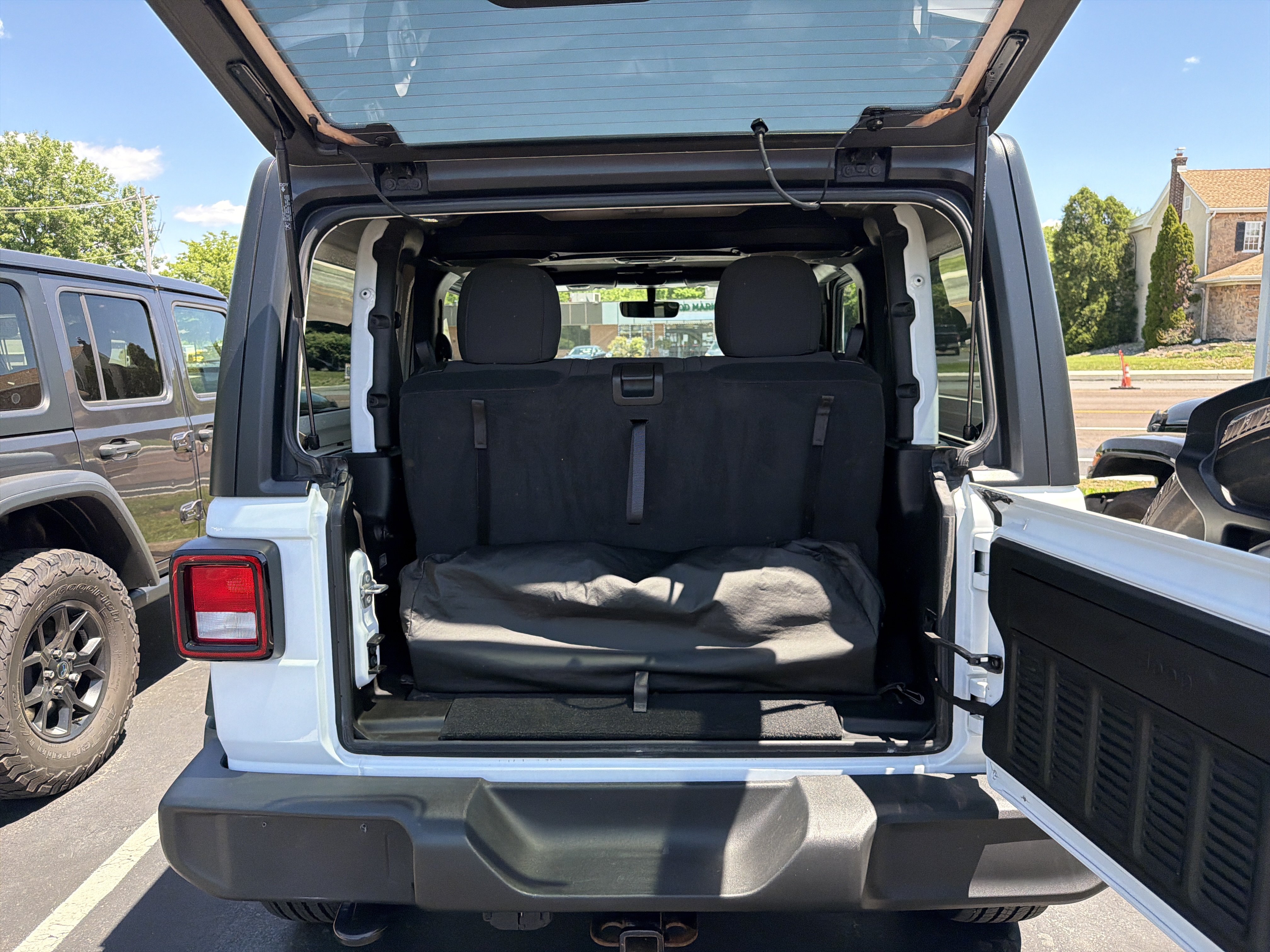 Used 2022 Jeep Wrangler Sport AWD/4WD image 9