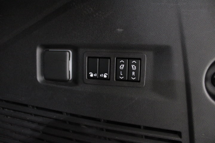 Used 2023 GMC Yukon Denali Ultimate AWD/4WD image 15