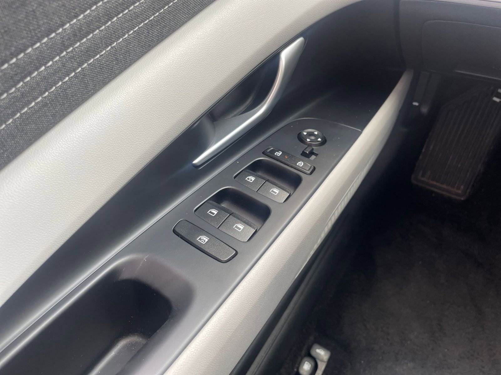 Used 2025 Hyundai Elantra Limited image 18