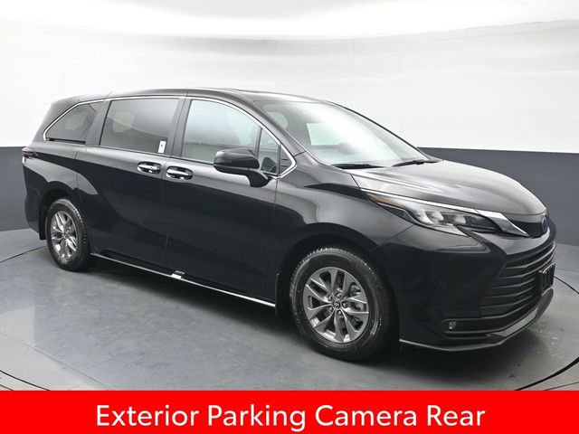 Used 2025 Toyota Sienna XLE image 9