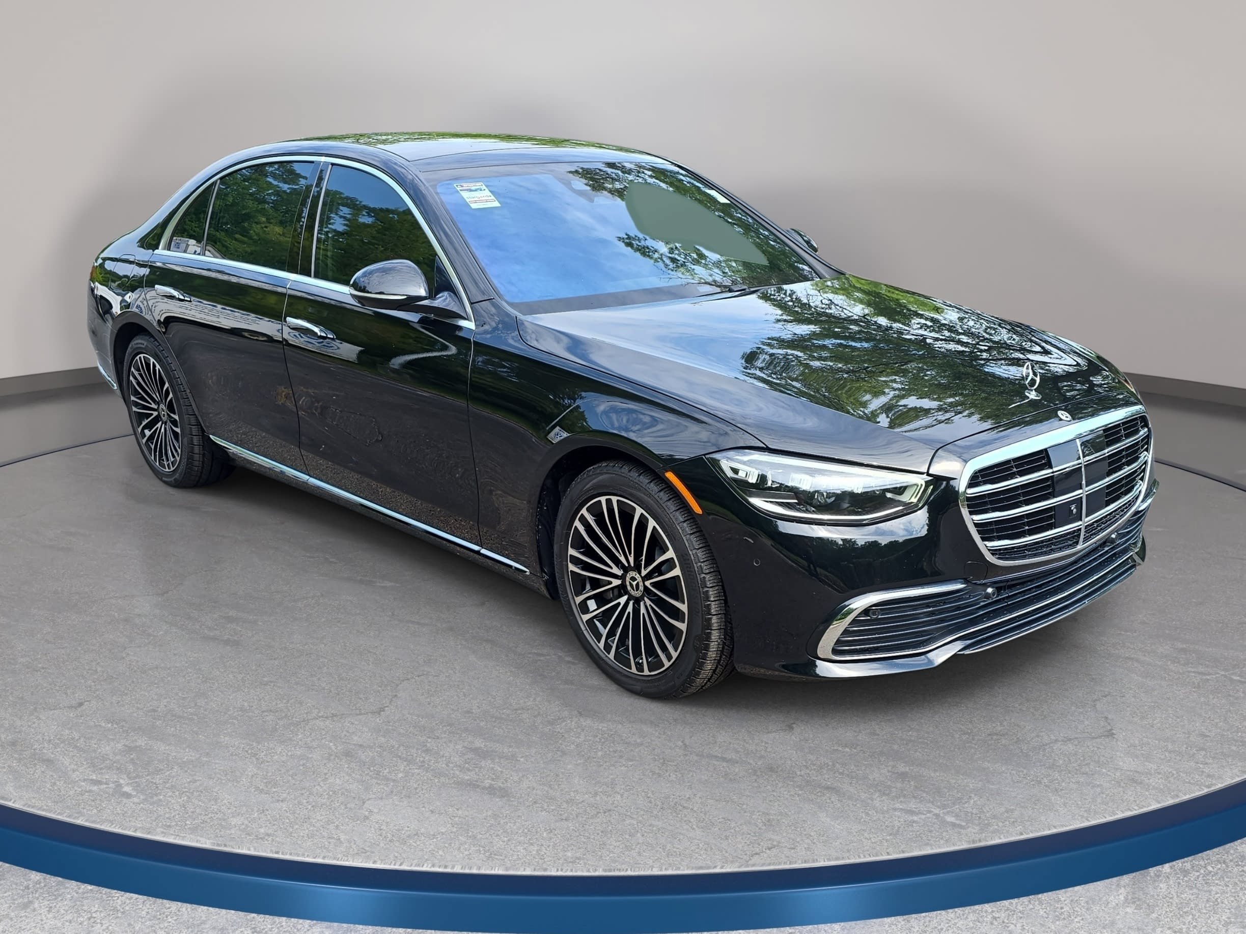 Used 2025 Mercedes-Benz S 580e 4MATIC Sedan image 3