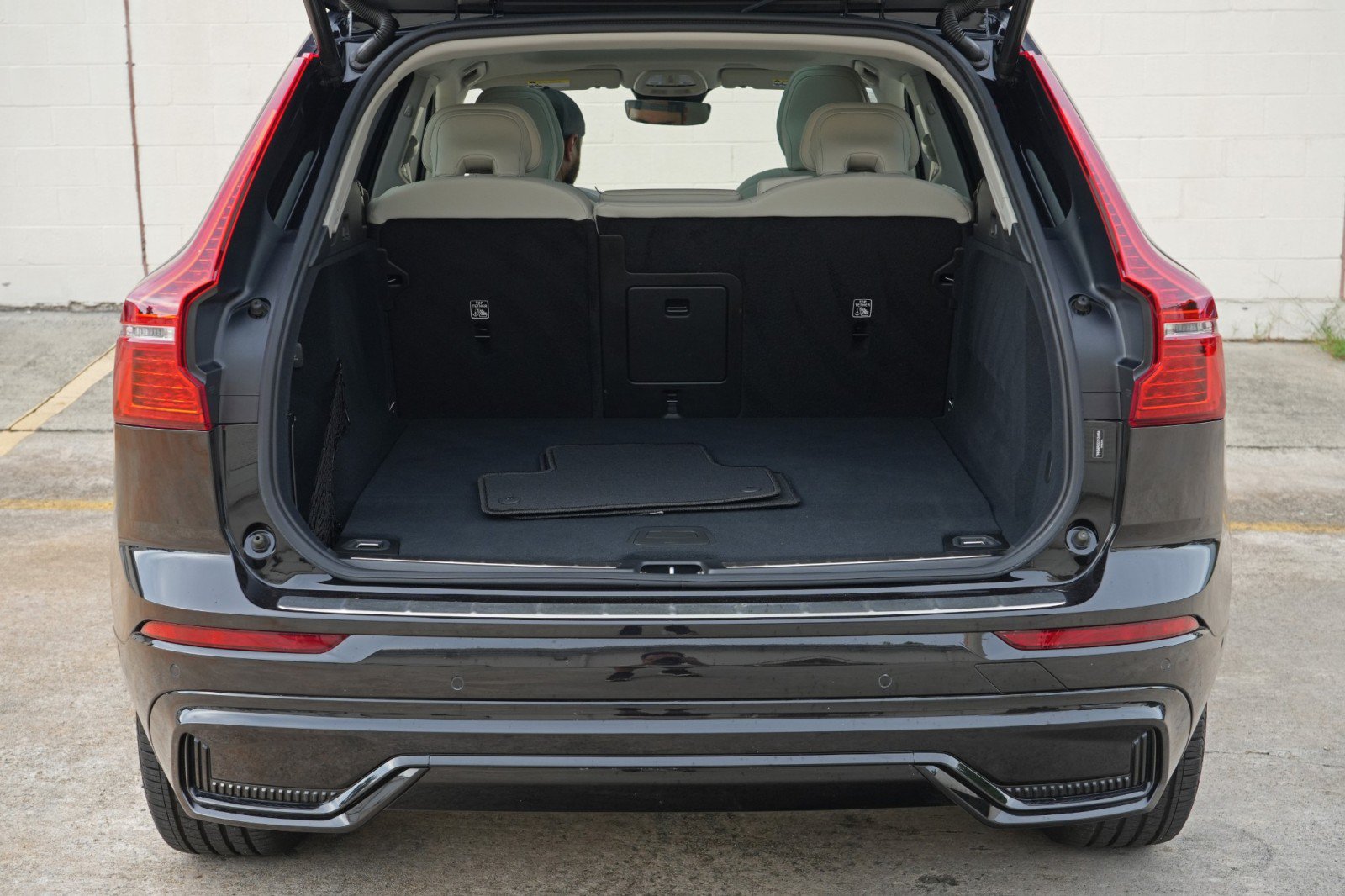 Used 2025 Volvo XC60 T8 Plus w/ Protection Package Premier AWD/4WD image 10