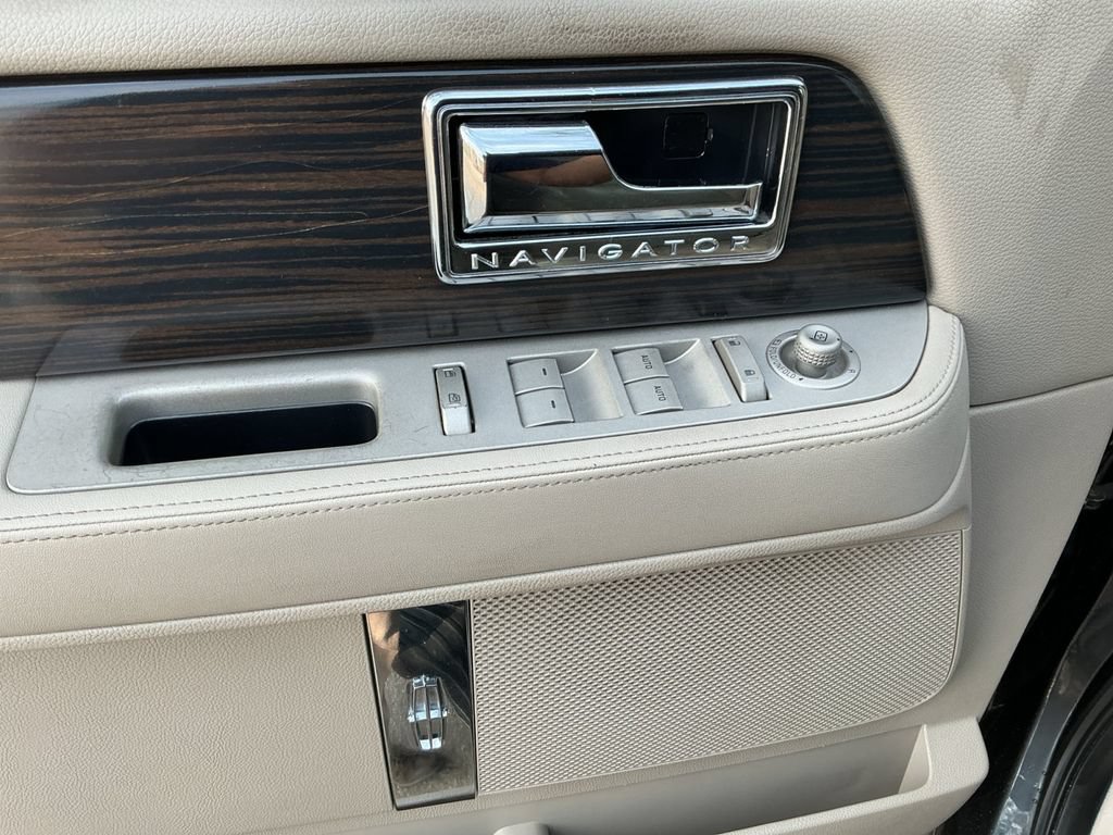 Used 2007 Lincoln Navigator 4WD image 10