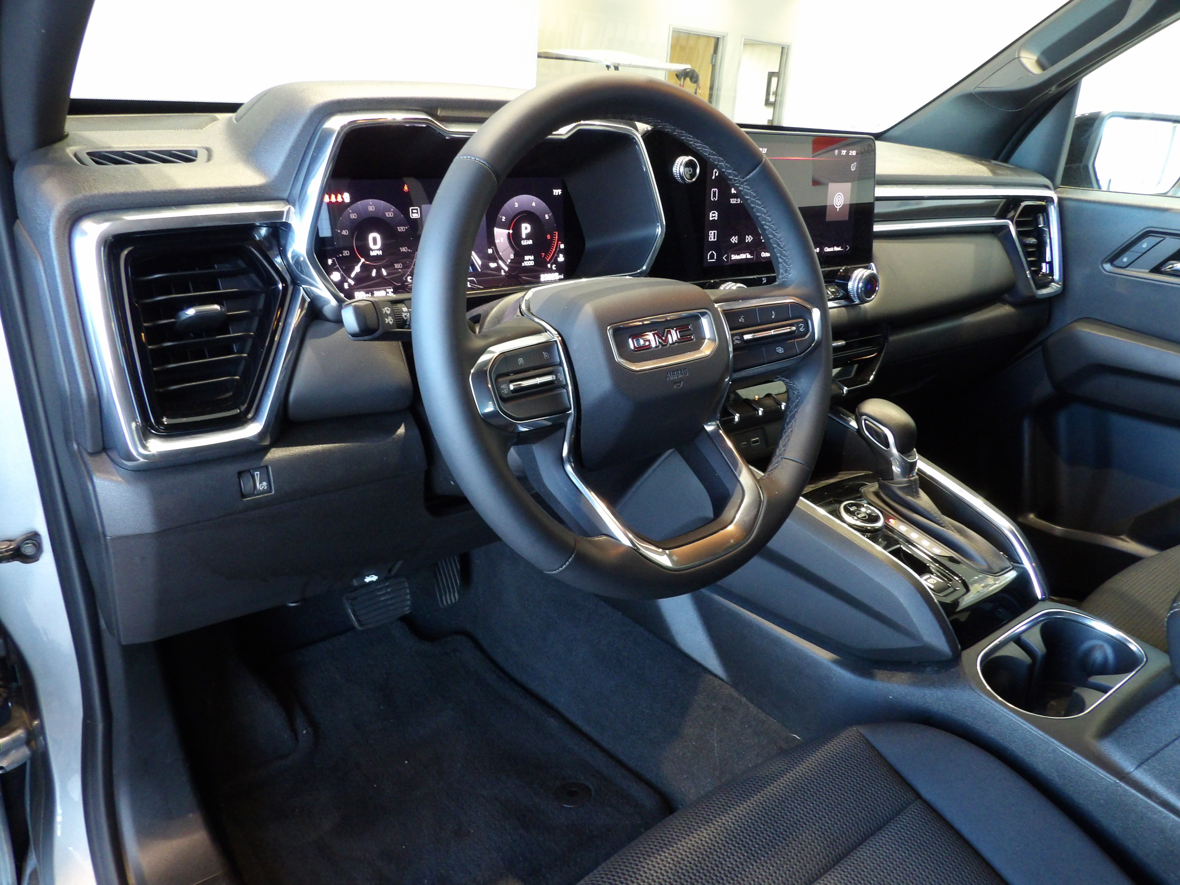 Used 2024 GMC Canyon Elevation w/ Convenience Package image 9