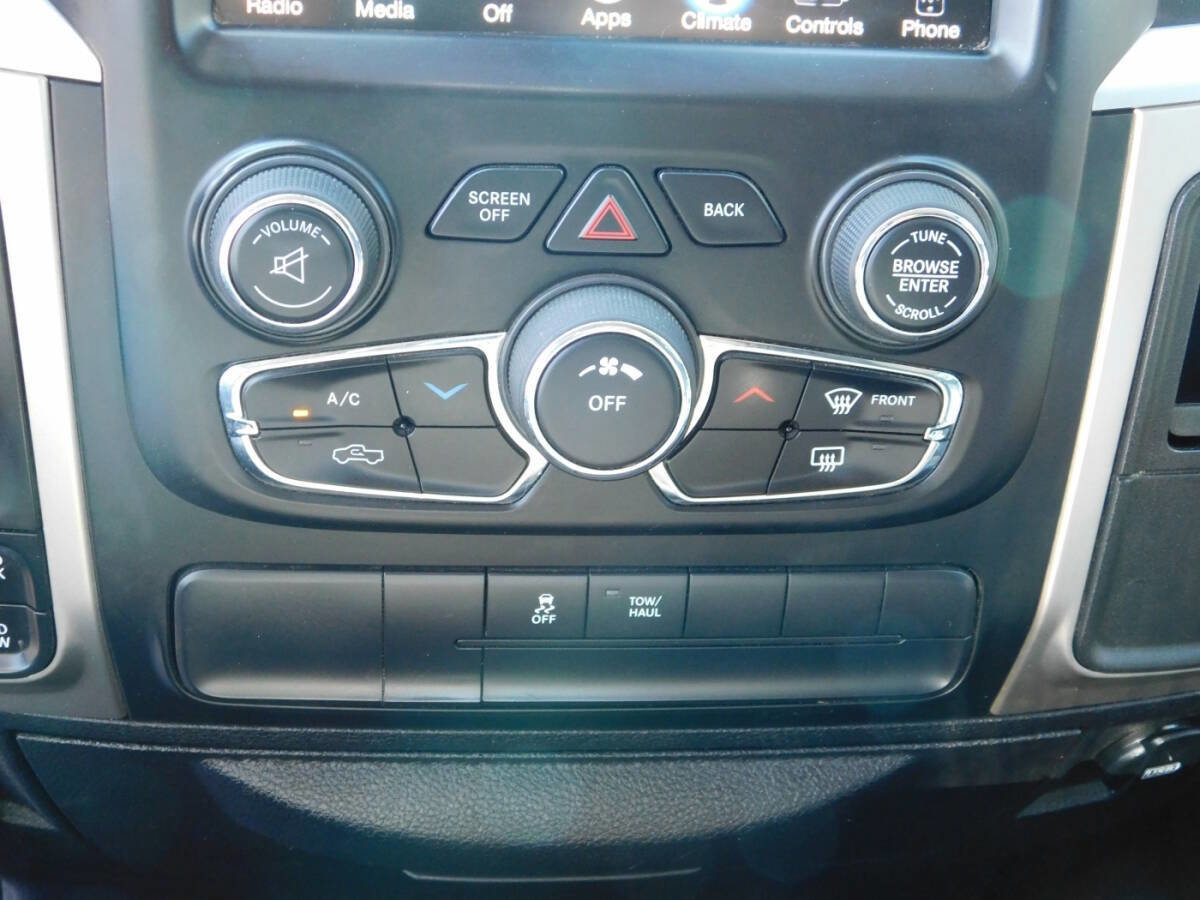 Used 2016 RAM 1500 Classic SLT w/ Luxury Group image 13