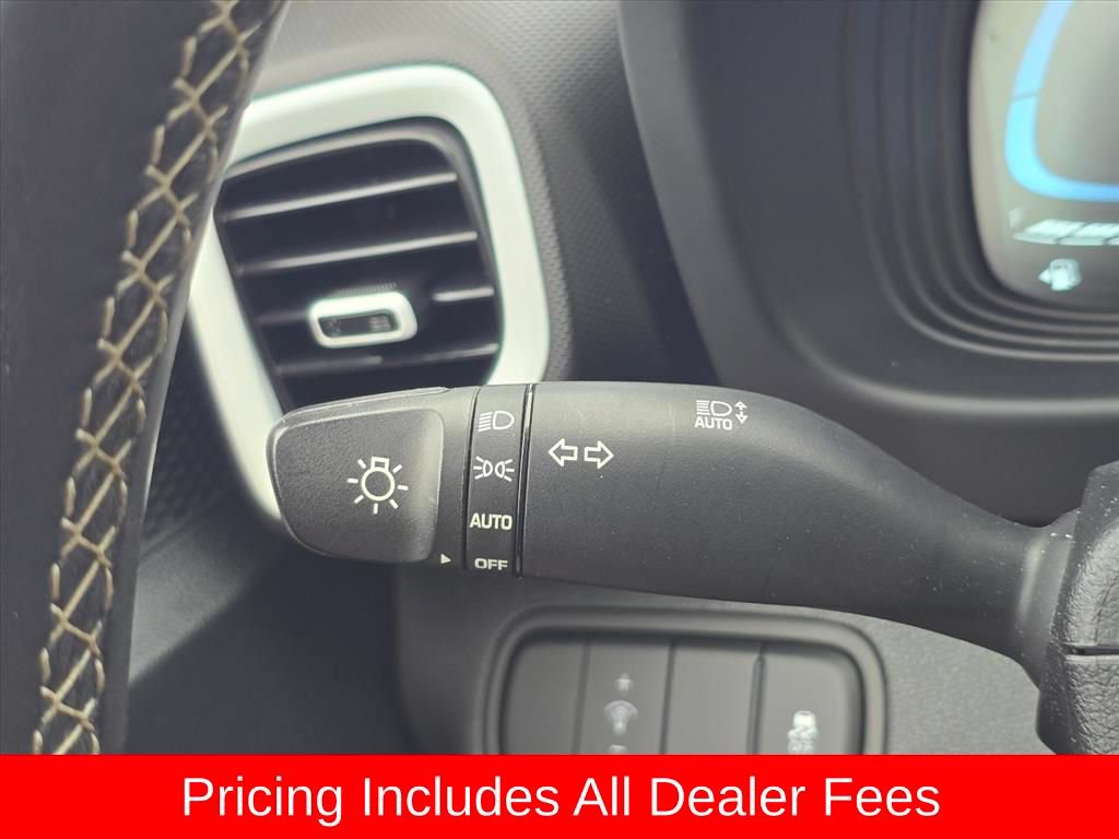 Used 2024 Hyundai Venue Limited FWD image 22
