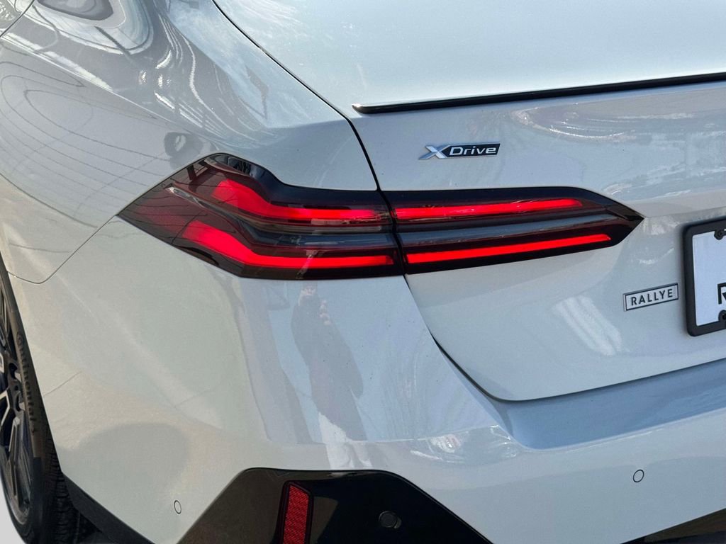 Certified 2025 BMW 530i xDrive w/ M Sport Package AWD/4WD image 11