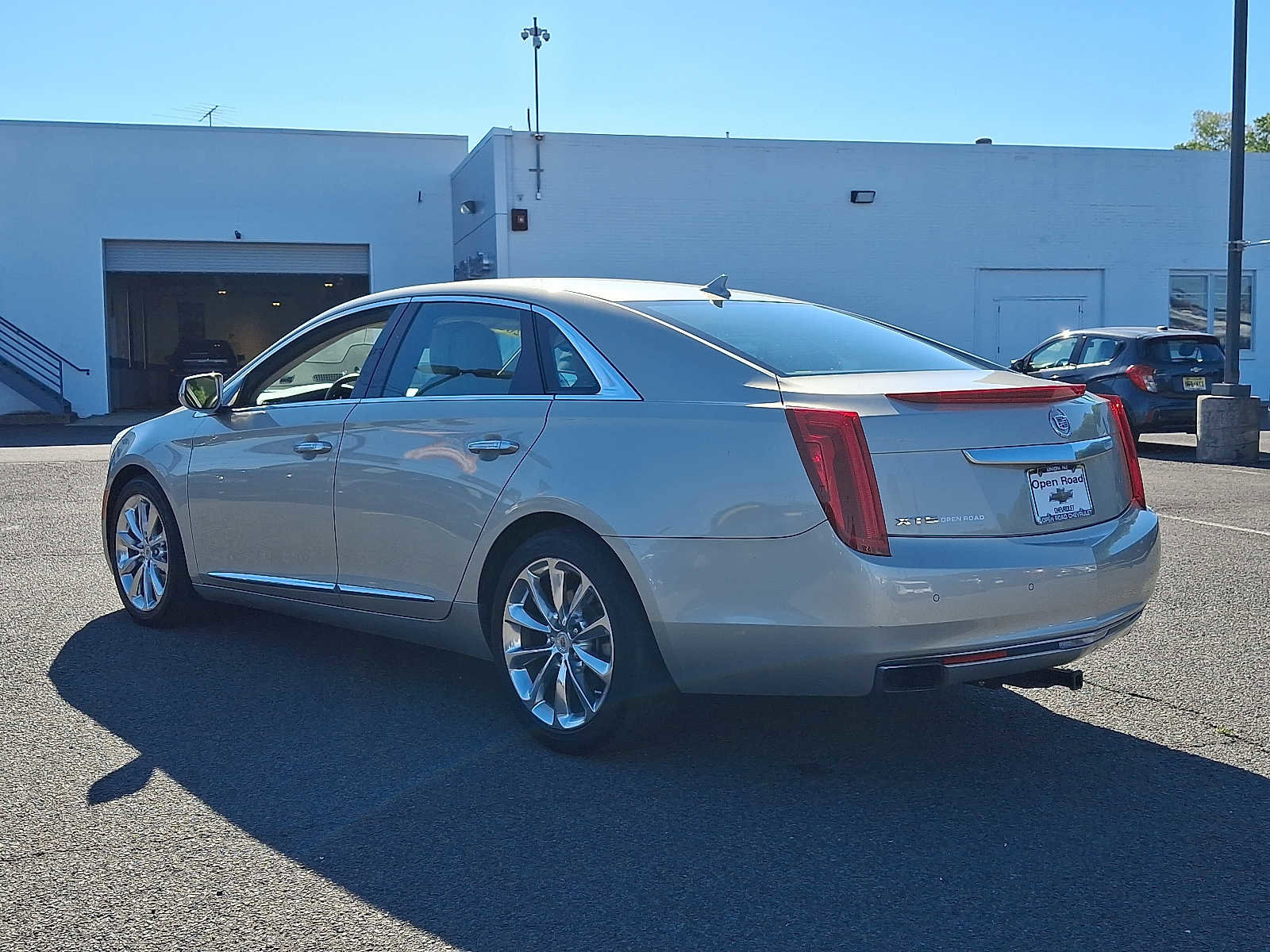 Used 2014 Cadillac XTS Luxury w/ Driver Awareness Package FWD image 5