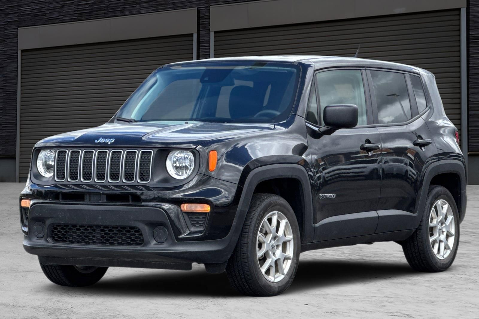 Used 2023 Jeep Renegade Latitude AWD/4WD image 9