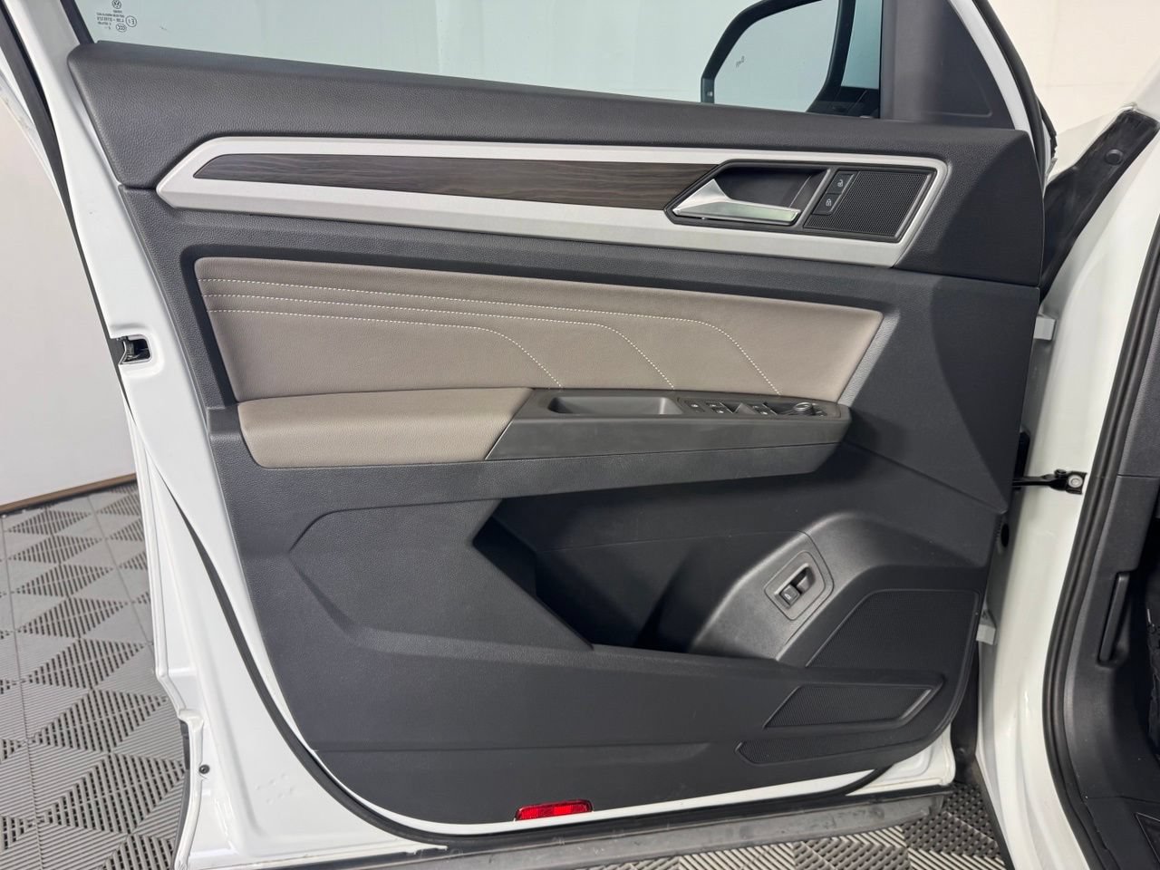 Used 2023 Volkswagen Atlas SE w/ Panoramic Sunroof Package FWD image 9