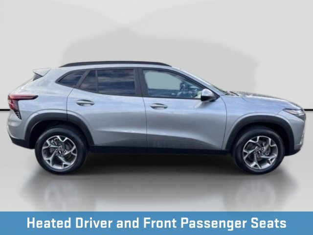 Used 2025 Chevrolet Trax LT w/ LT Convenience Package FWD image 9