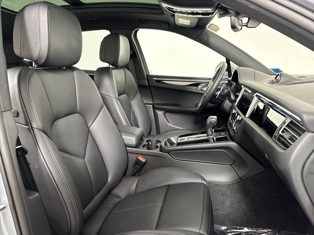 Certified 2025 Porsche Macan image 24