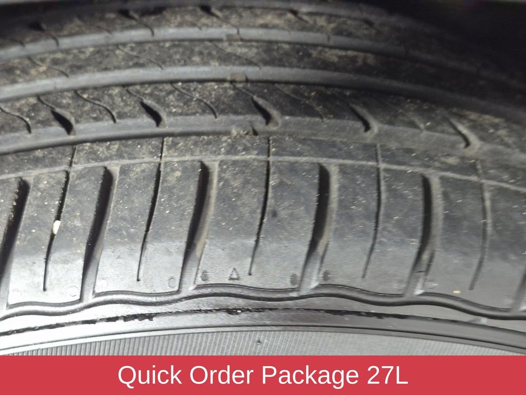 Used 2024 Chrysler Pacifica Touring-L FWD image 9