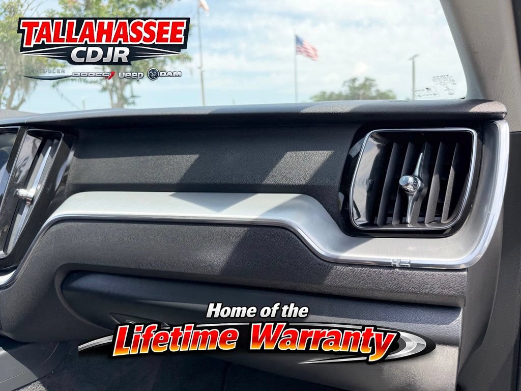 Used 2018 Volvo XC60 T5 Momentum w/ Vision Package AWD/4WD image 28