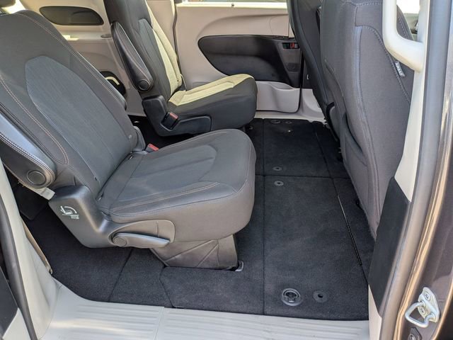 Used 2020 Chrysler Pacifica Touring FWD image 32
