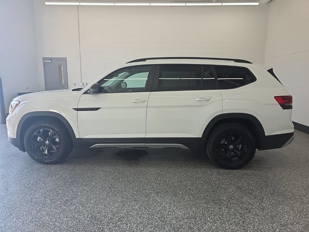 Certified 2024 Volkswagen Atlas Peak Edition SE AWD/4WD image 2