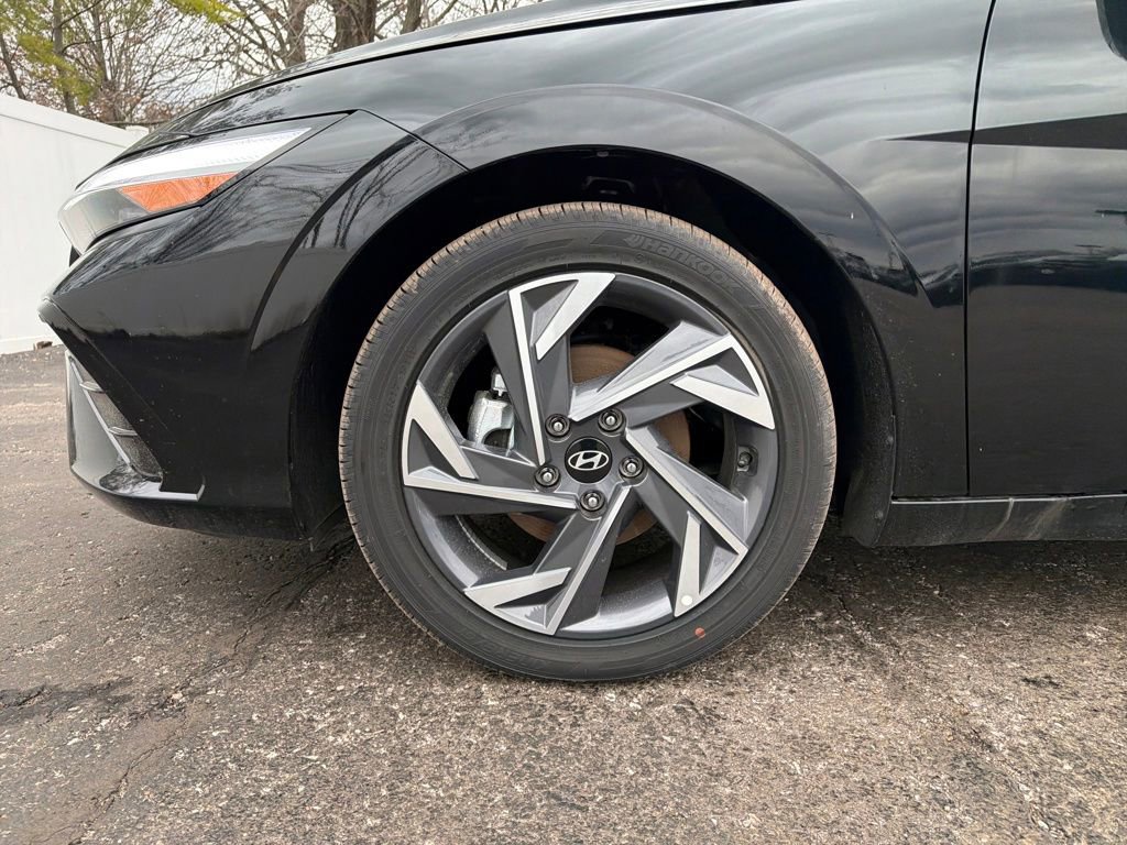 New 2025 Hyundai Elantra Limited image 29