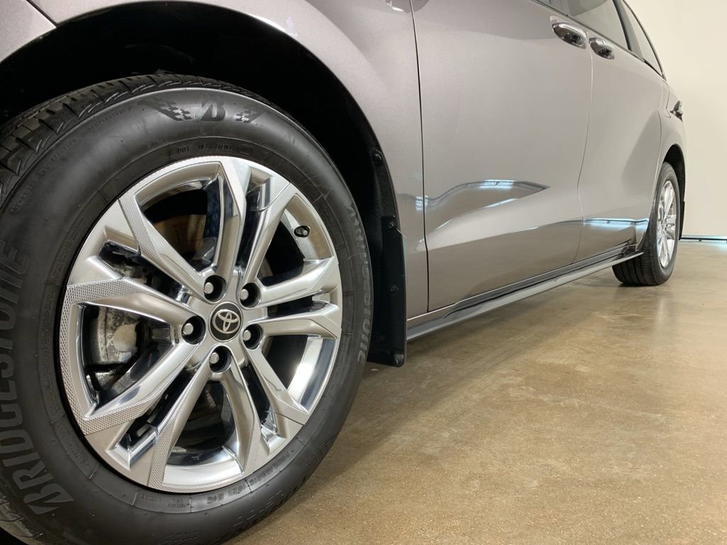 Used 2022 Toyota Sienna XSE image 2