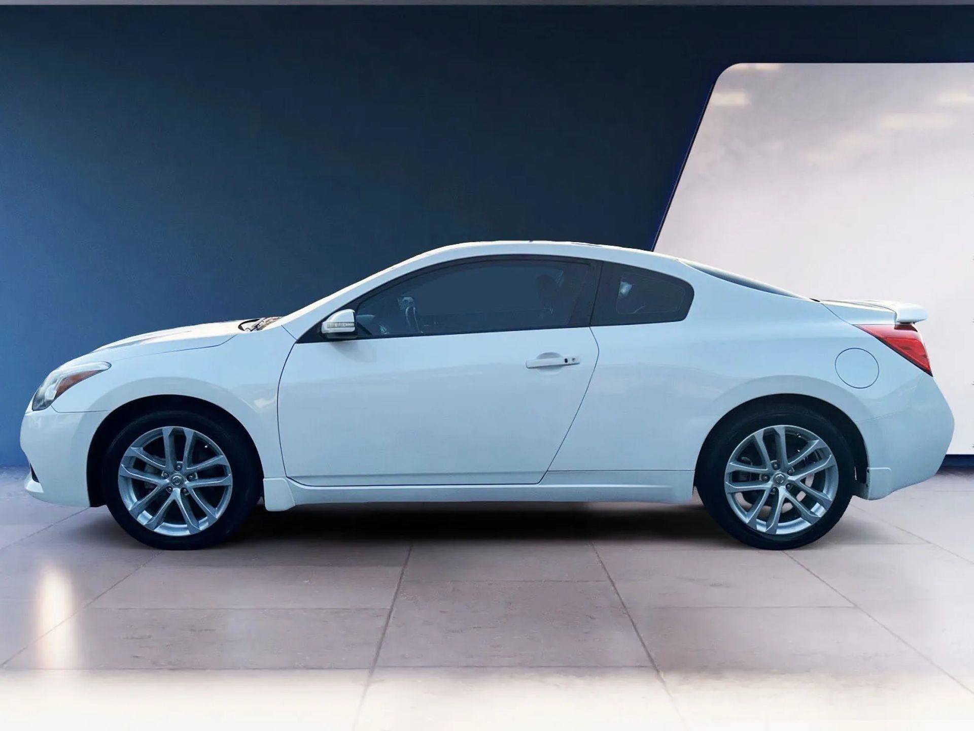 Used 2012 Nissan Altima 3.5 SR w/ 3.5SR Premium Pkg FWD image 2