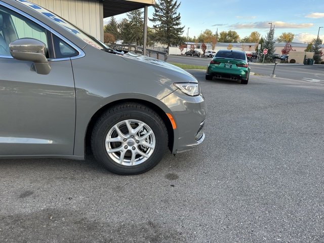 Used 2022 Chrysler Pacifica Touring-L image 20