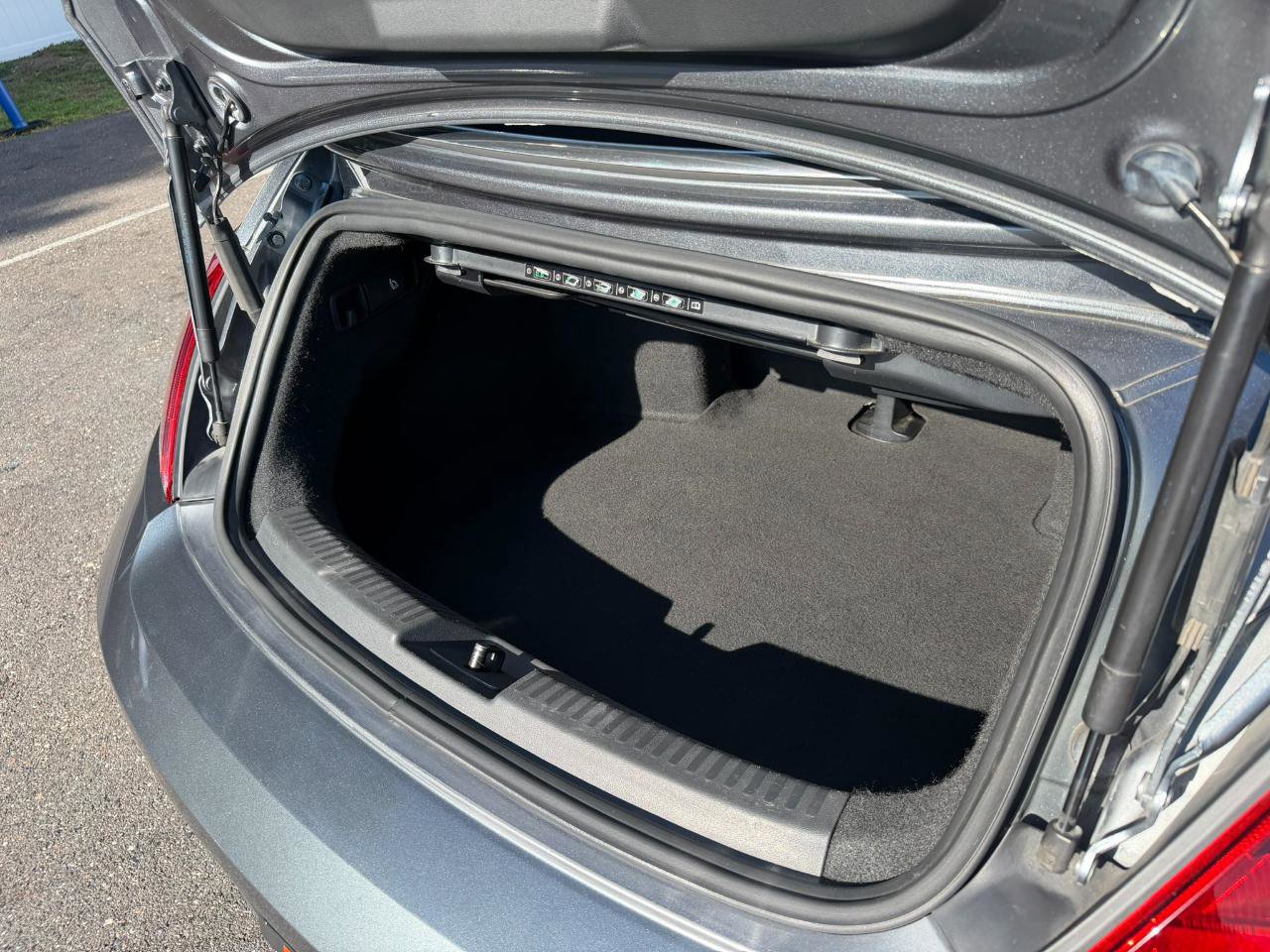 Used 2013 Volkswagen Beetle TDI FWD image 41