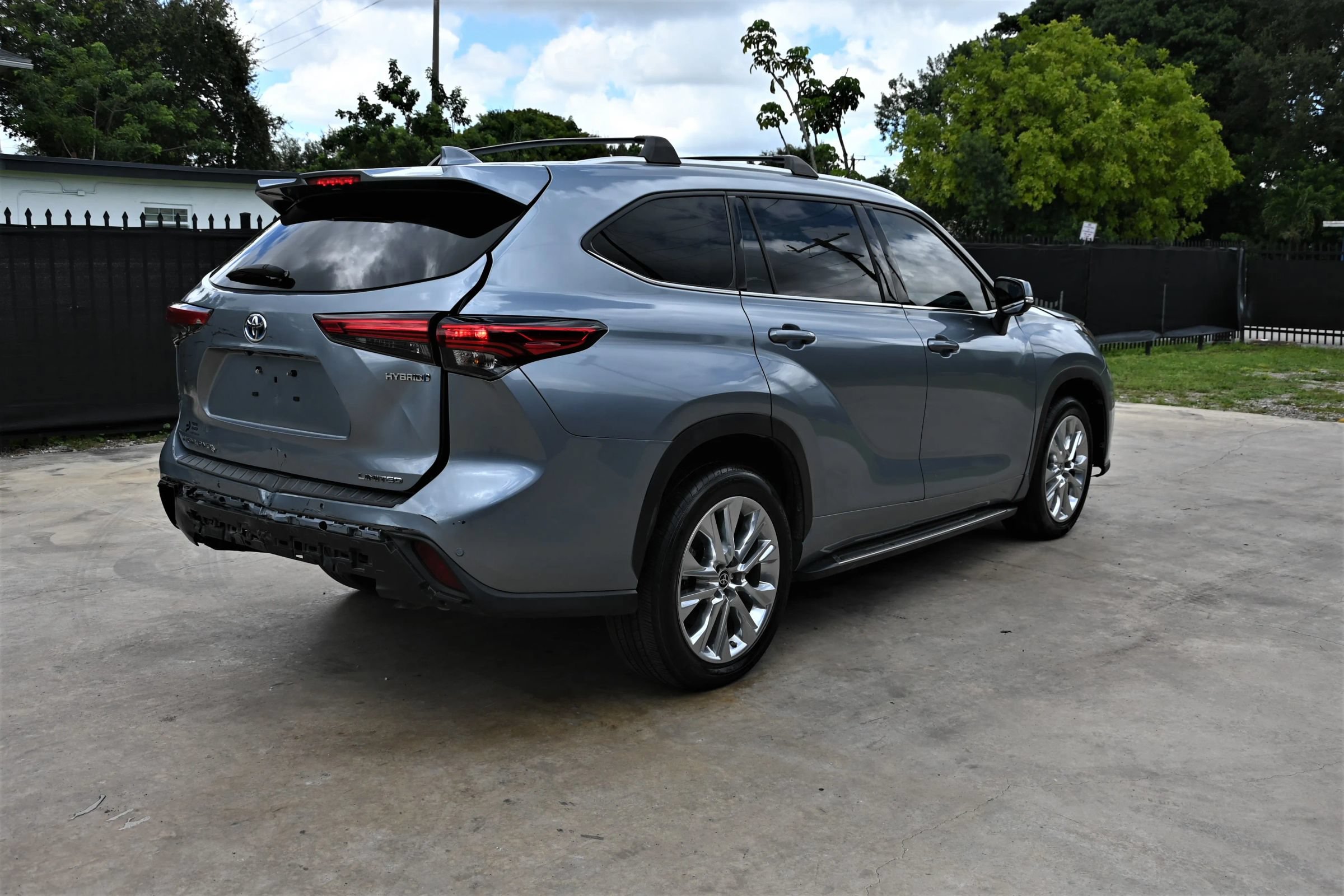 Used 2023 Toyota Highlander Limited FWD image 4