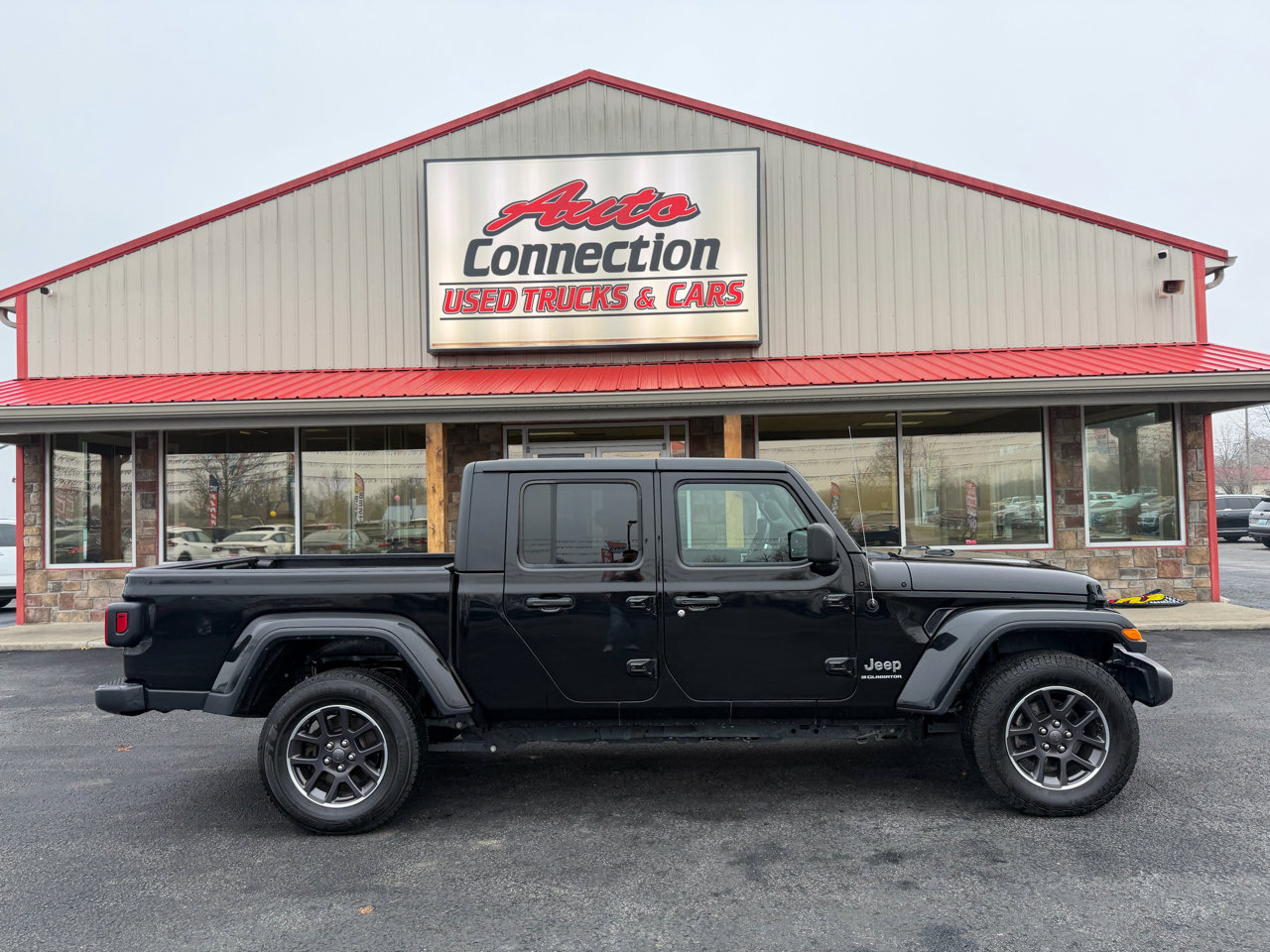 Used 2023 Jeep Gladiator Overland image 3