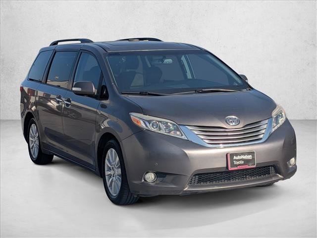 Used 2017 Toyota Sienna Limited w/ Preferred Accessory Package FWD image 3