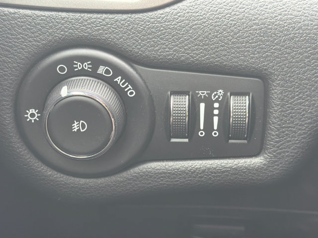 Used 2019 Jeep Cherokee Latitude Plus FWD image 30